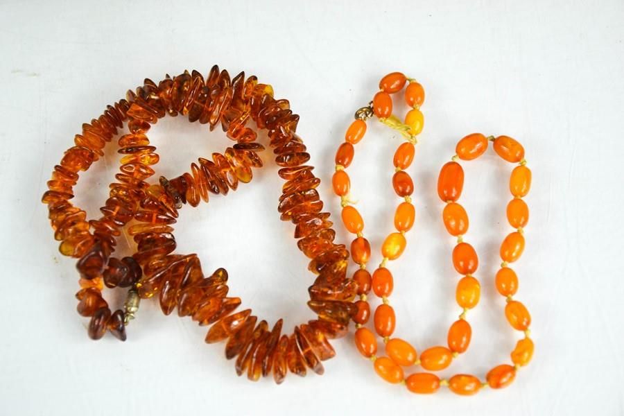 Null Two amber necklaces, one raw cut clear amber beaded necklace, 43.5g, and an&hellip;