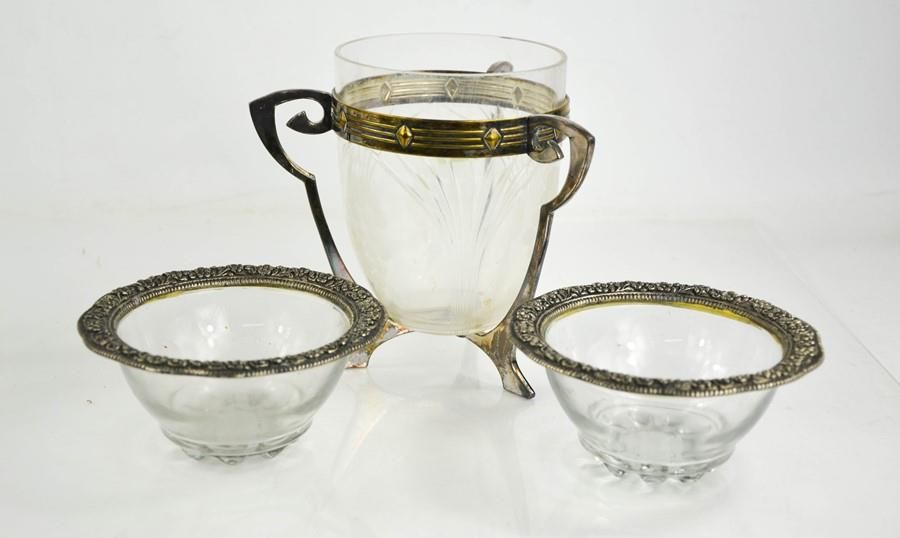 Null Una ciotola in vetro e argento placcato Art Nouveau con supporto a tre mani&hellip;