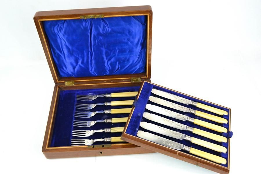 Null 一套银质和骨质处理的鱼刀和鱼叉，银质刀片和叉头刻有装饰，装在原来的橡木箱中，伦敦1907年，总重量为13.49托兹。