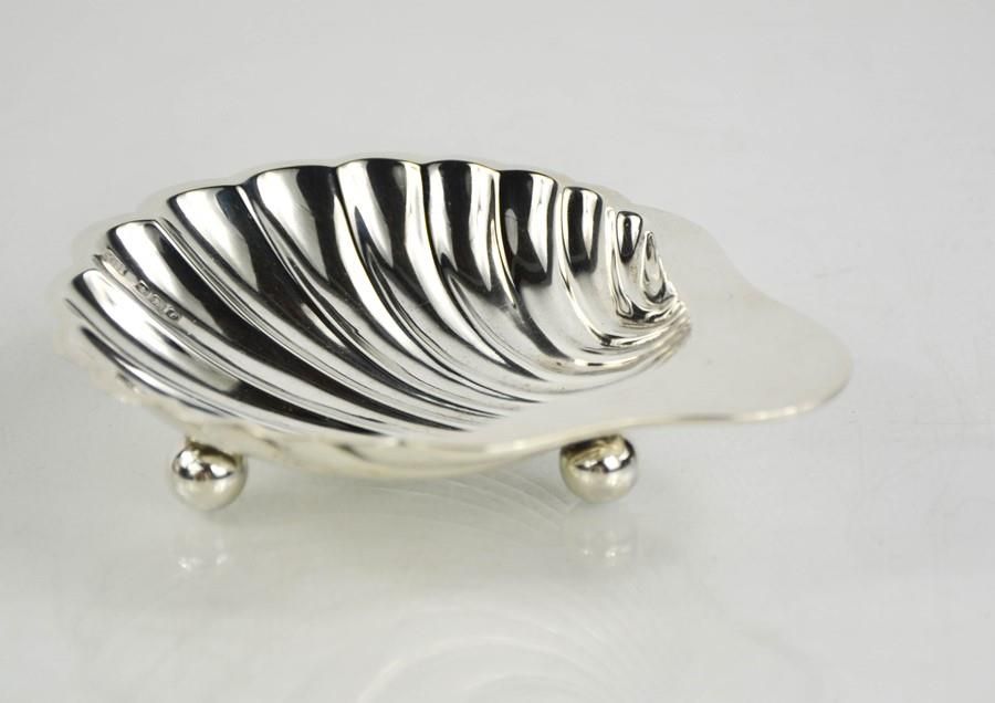 Null A sterling silver scallop design butter dish, with three ball feet to the b&hellip;