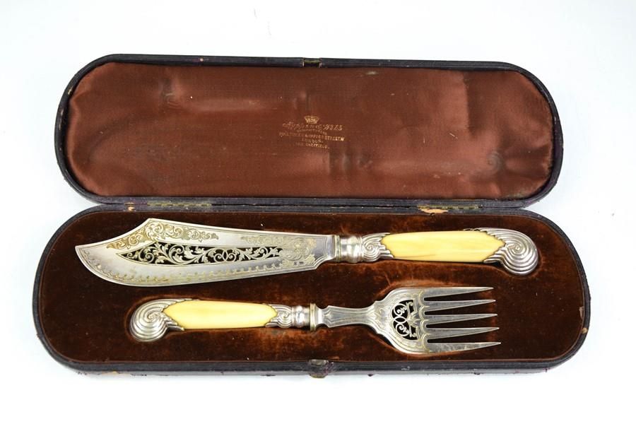 Null Mappin & Webb镀银鱼片和叉子，有浮雕装饰和骨质手柄，装在原来的展示盒中。