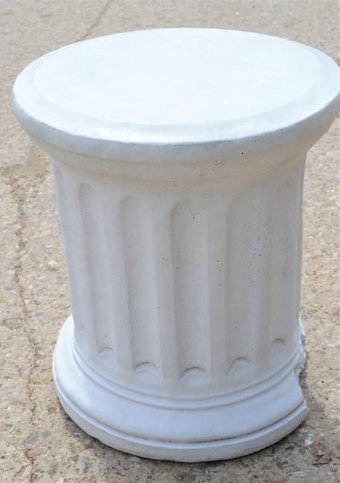 Null Une colonne de style corinthien en pierre reconstituée de 56 cm de haut et &hellip;