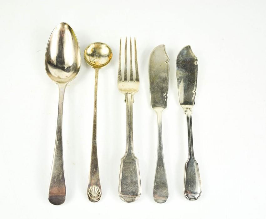 Null 一组银器，包括两把鱼刀，镀银酱汁勺，乔治亚式服务勺和餐叉，8.8toz.