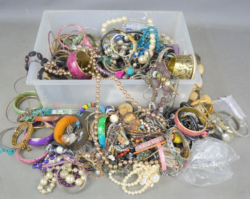 Null Une grande quantité de bijoux fantaisie comprenant des bracelets, des colli&hellip;