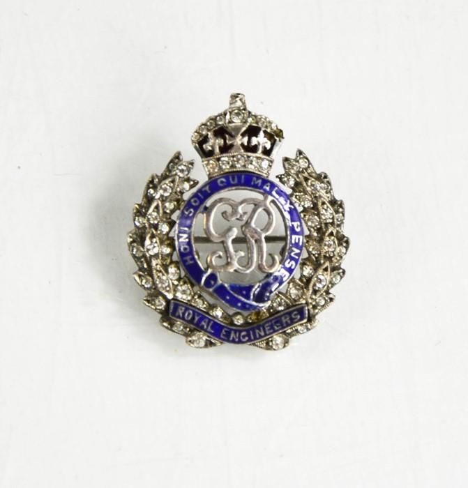 Null Une broche en métal blanc en forme de cœur des Royal Engineers, taille O, 0&hellip;