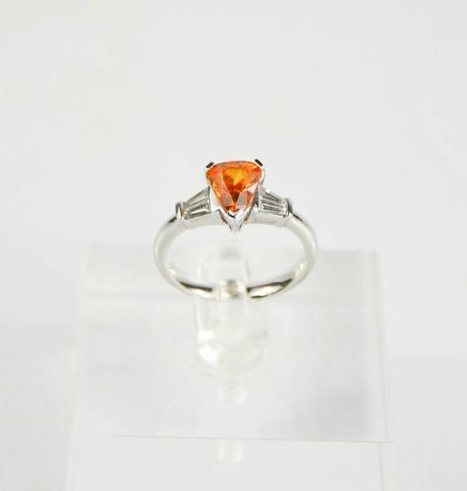 Null Une bague en or 18ct, zircon orange et diamant, le zircon en forme de poire&hellip;