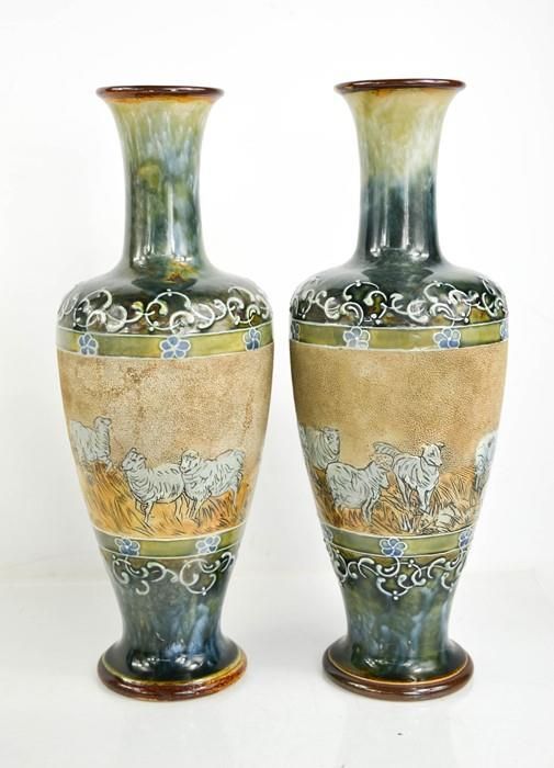 Null Une paire de vases Doulton Lambeth par Hannah Barlow avec des bandes de bic&hellip;