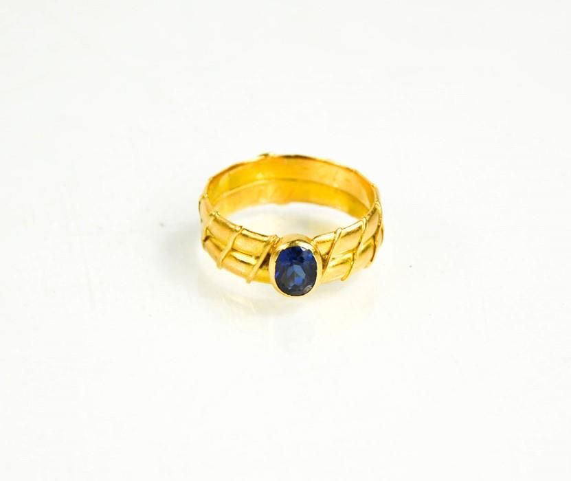 Null Un anello in metallo giallo e zaffiro con doppia fascia, iscrizione all'int&hellip;