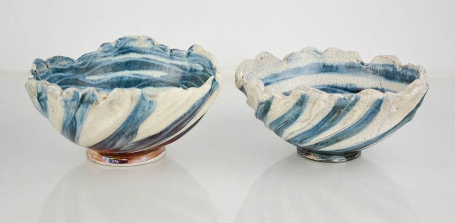 Null Catriona McLeod（生于1946年）：两个蓝白相间的陶碗，底部有CMc的签名。