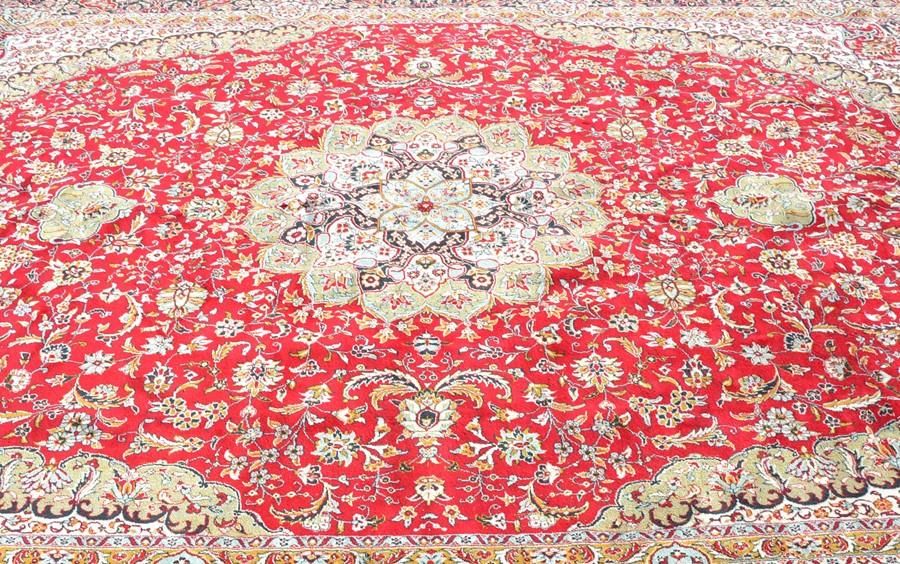 Null Un grand tapis du Moyen-Orient, avec un fond rouge central, avec des bordur&hellip;
