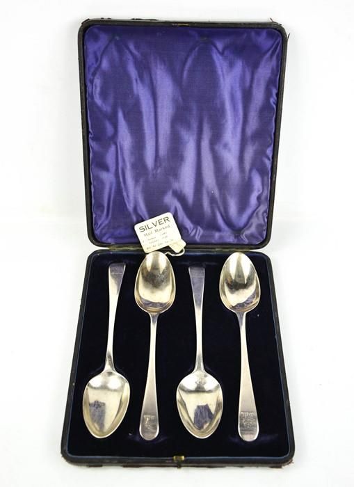 Null 一套四件18世纪乔治-史密斯银质服务勺，伦敦1782年和1783年，装在原来的展示盒里，9.03托兹。