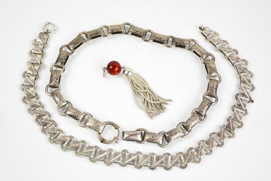 Null 两条银腰带，其中一条链节上有雕刻装饰，还有一条银珠流苏，3.2toz.