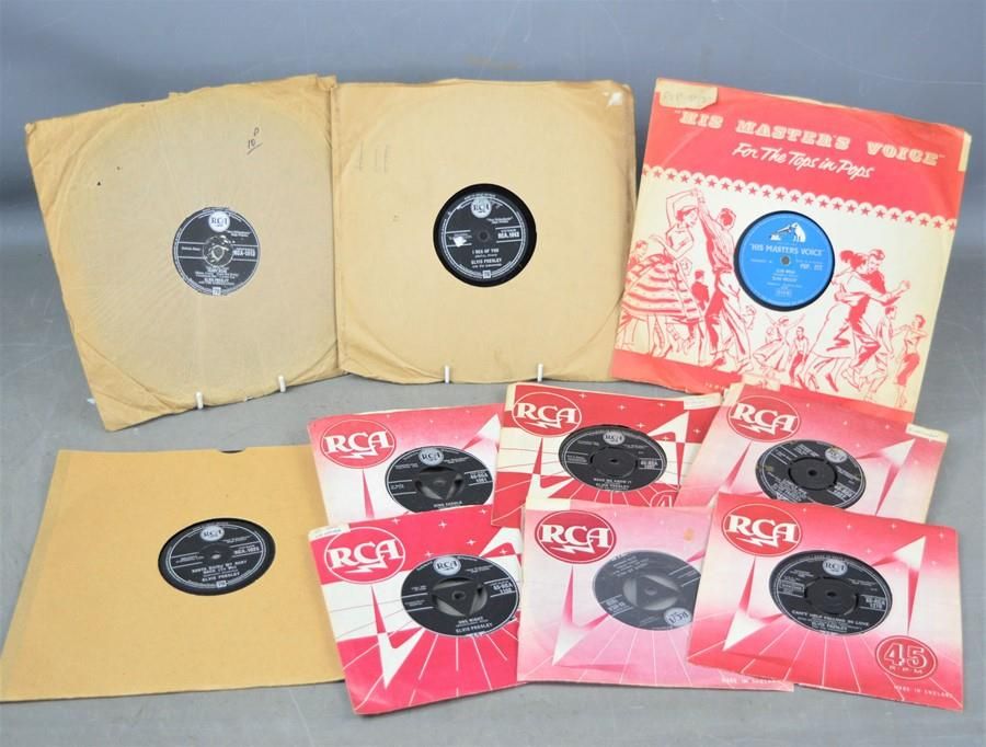 Null Un grupo de discos de 78rpm y singles de 7" de Elvis Presley que incluyen K&hellip;