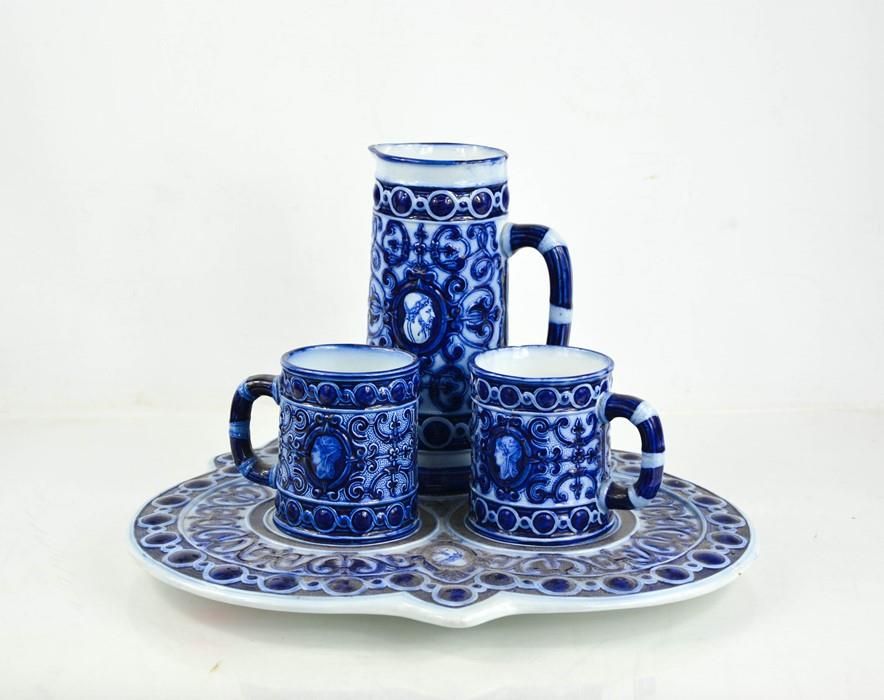 Null Un trio de mugs et de pichets en poterie bleue et blanche sur support trilo&hellip;