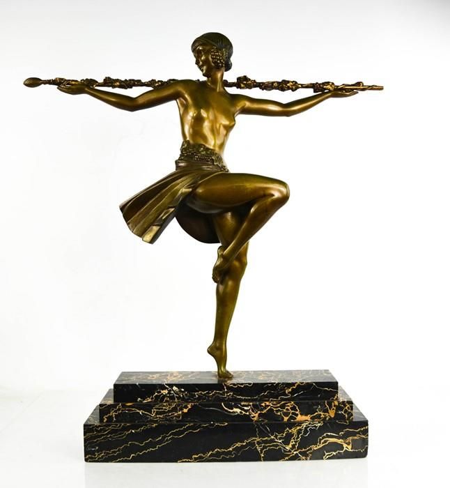 Null 皮埃尔-勒法盖（20世纪）。带着蒂尔苏斯的舞者，金色的青铜色，在黑色大理石阶梯式基座上，高56厘米。