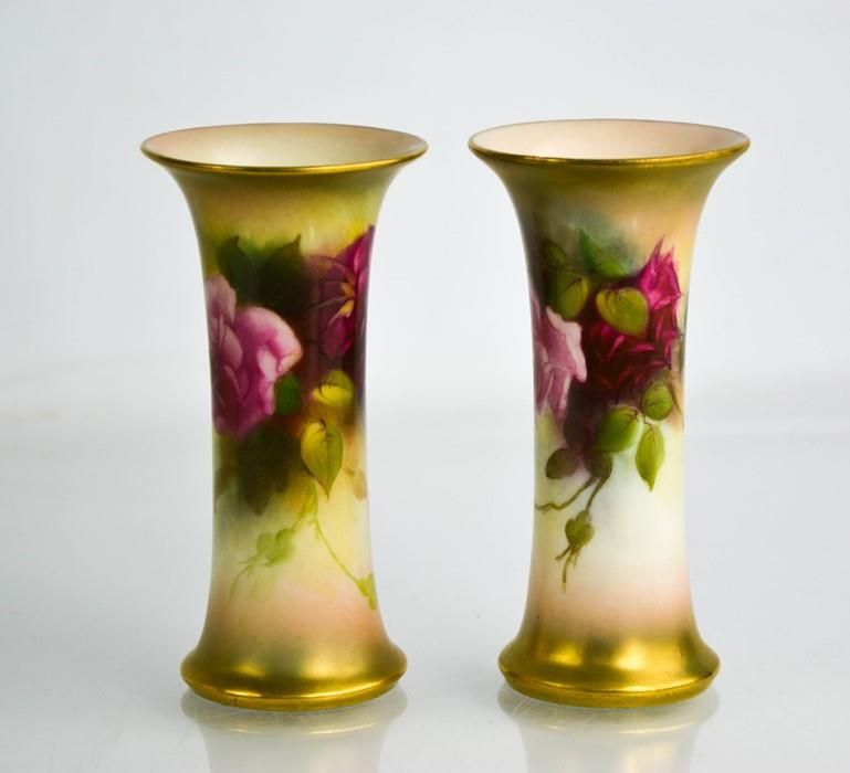 Null Une paire de vases trompettes Royal Worcester, peints de roses, 5 pouces de&hellip;