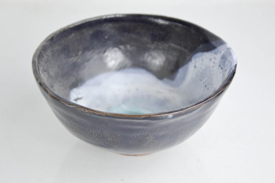 Null Catriona McLeod (née en 1946) : un petit bol en poterie Studio, en terre cu&hellip;