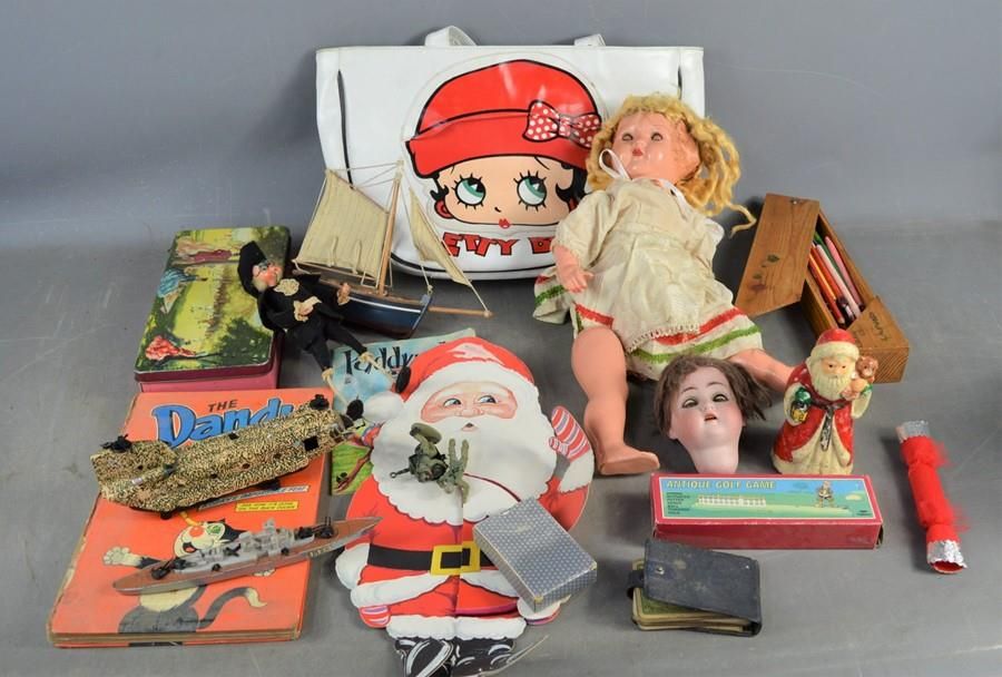 Null Un groupe de jouets et poupées vintage comprenant un sac Betty Boop, une tê&hellip;
