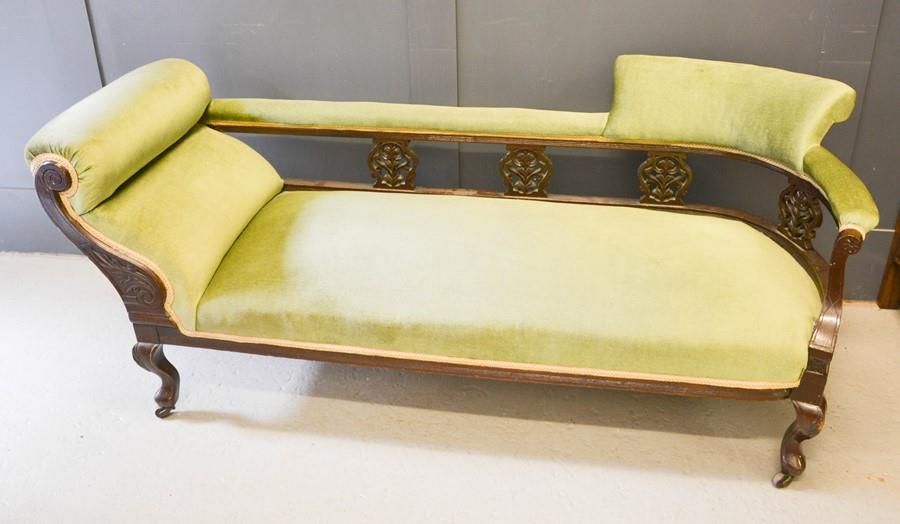 Null 一个19世纪/20世纪初的桃花心木贵妃椅，用绿色的Draylon软垫，背部有雕刻和穿孔的脊柱，在高脚椅上，74 x 71 x 70厘米。