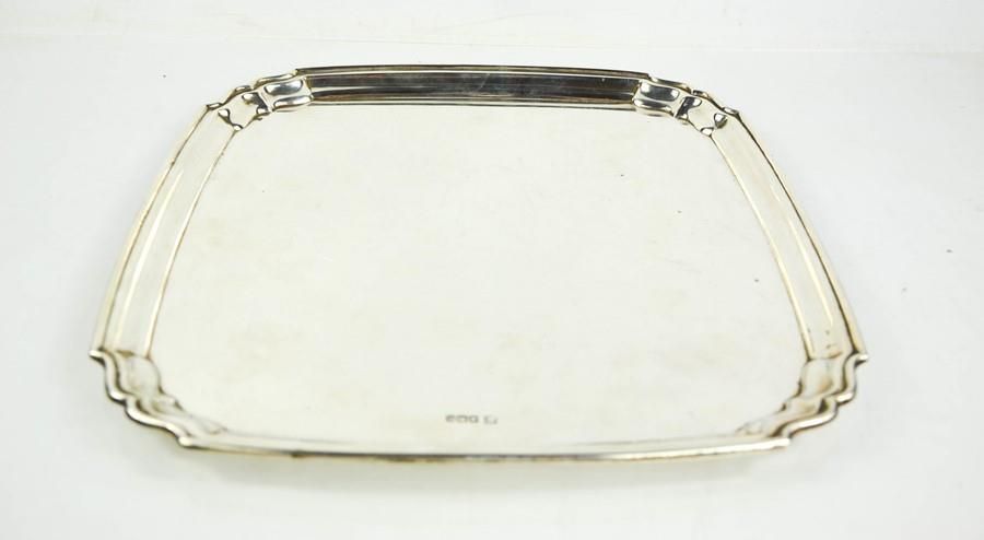 Null 罗伯特-斯图尔特制作的乔治五世银制礼器，谢菲尔德，1930年，方形，圆盘脚，有成型的角，30.8toz