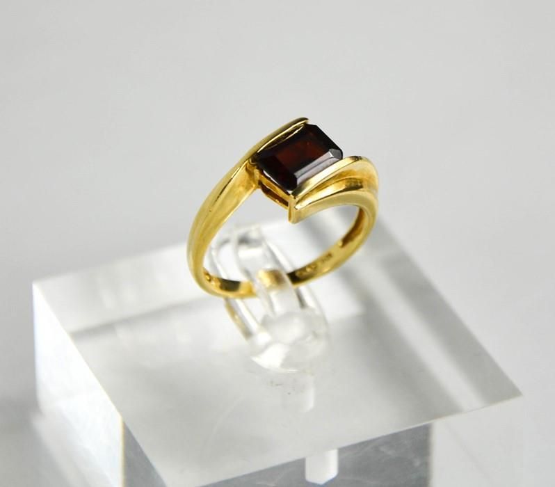 Null Ein Ring aus 10k Gold und Granat, 3,29 g.