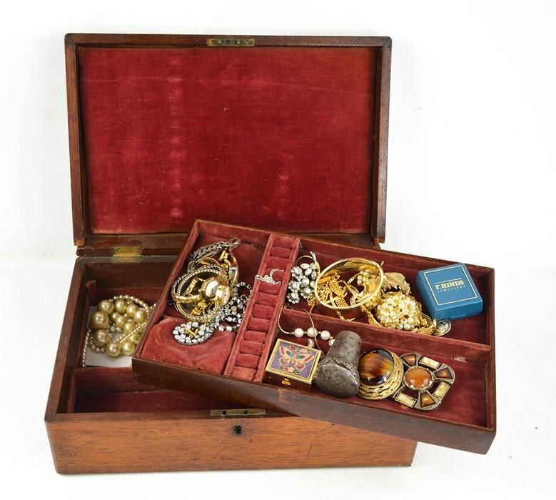 Null 一个19世纪的珠宝盒，里面有珠宝，包括胸针，手表，手镯，银手杖顶和其他物品。