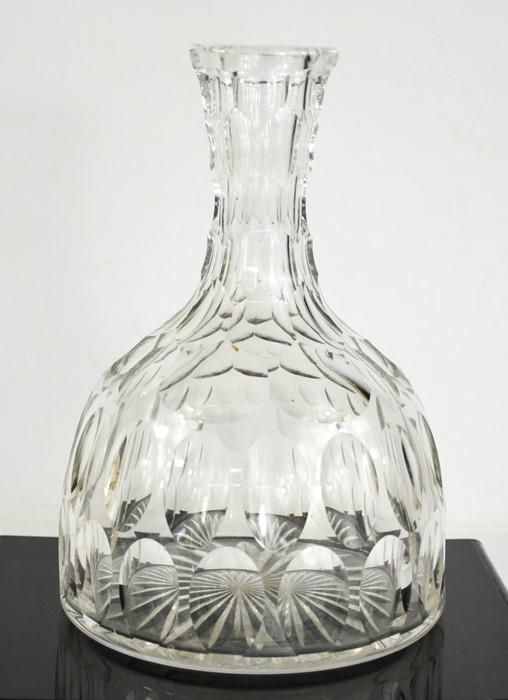 Null Une carafe magnum en verre taillé vers 1920, 26 cm de haut.
