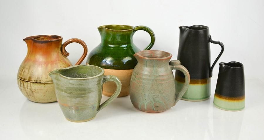 Null Un groupe de cruches en poterie d'atelier, dont deux par Petra Wright.