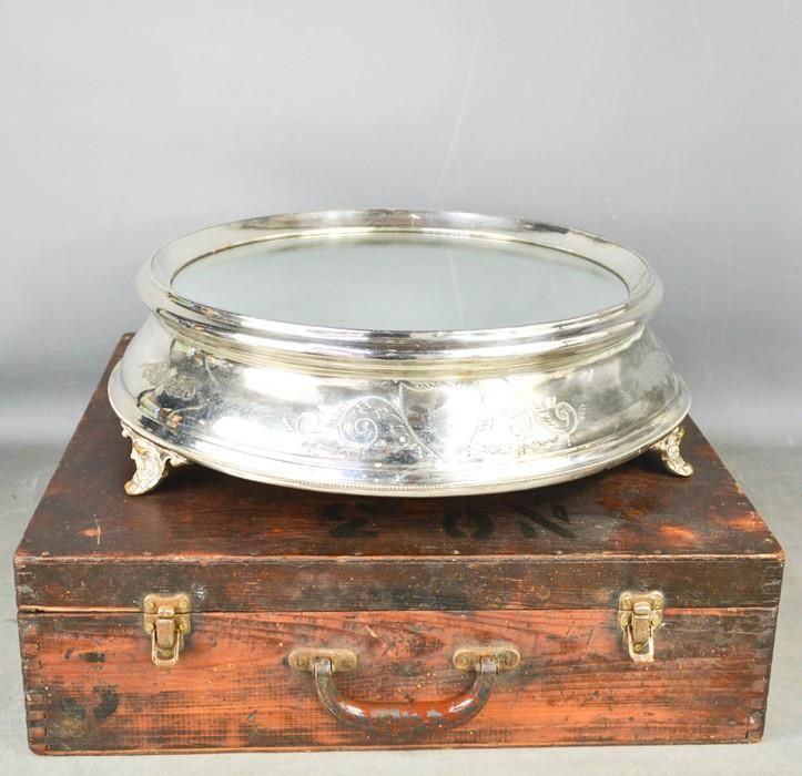 Null 一个爱德华时代的镀银婚礼蛋糕架，上面有镜子，放在原来的木盒里，直径46厘米。