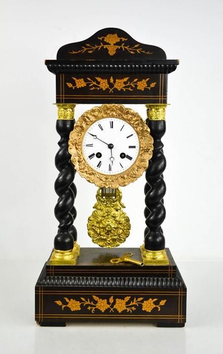 Null 一个大约1888年的19世纪法国波蒂克钟，围绕着搪瓷罗马数字表盘的乌金和嵌花表壳，带有钟摆和钥匙，高46厘米。