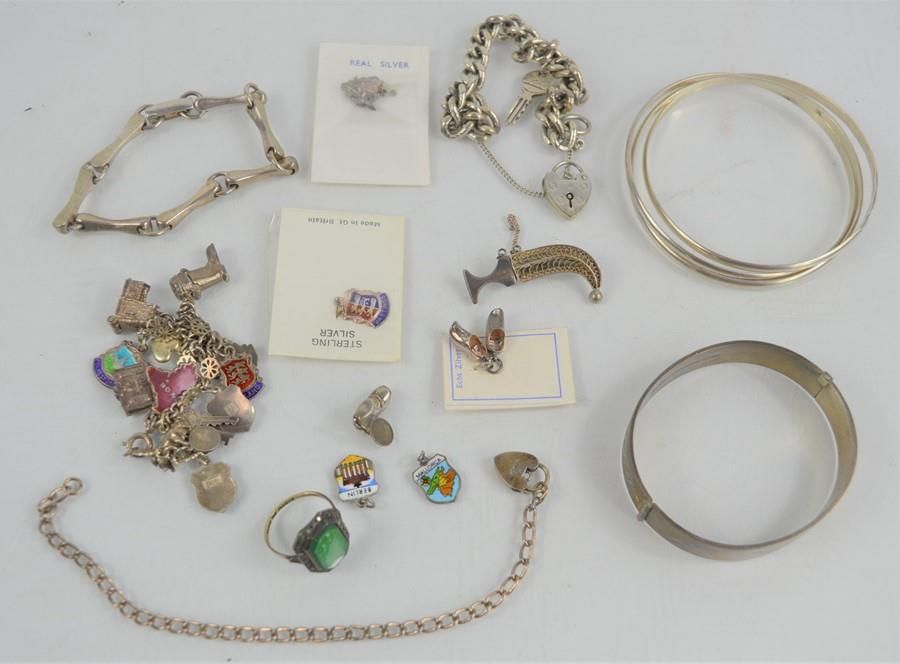 Null 一批银饰，包括戒指、手镯、吊坠手链和其他物品。