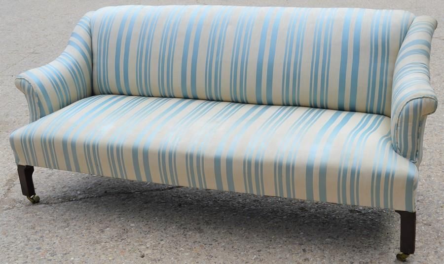Null 乡村住宅风格的三座沙发，以蓝色和米色的条纹图案装饰，179厘米×61厘米×77厘米