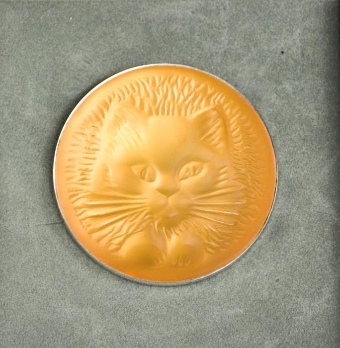 Null Une broche tête de chat en verre Lalique, dans sa boîte d'origine. 4.5cms d&hellip;