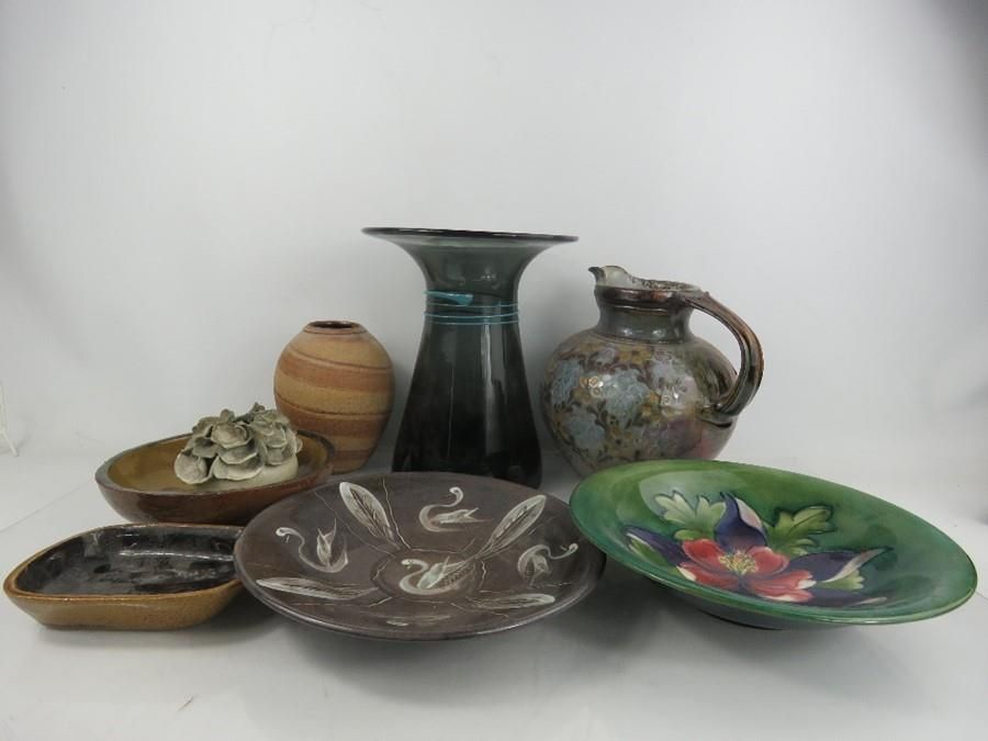 Null 一组工作室陶器，有些盖有签名，有些有签名，还有一个Moorcroft碗和一个艺术玻璃花瓶。