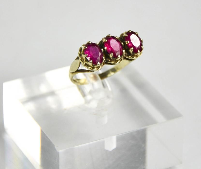 Null A 9ct white gold and pink tourmaline three stone ring, size O, 3.65g.