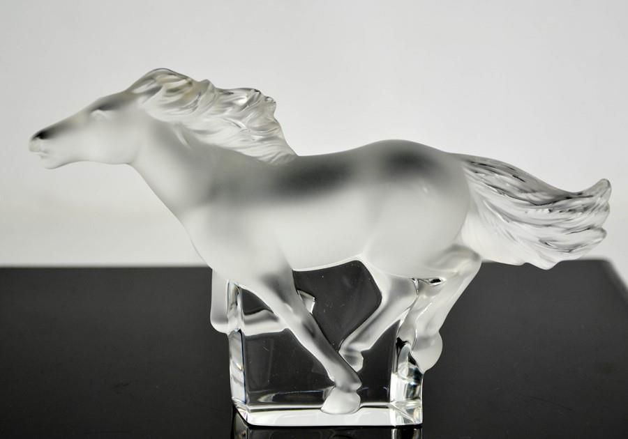 Null 一匹Rene Lalique Kazak玻璃马，刻有Lalique字样。11.5厘米 x 18厘米