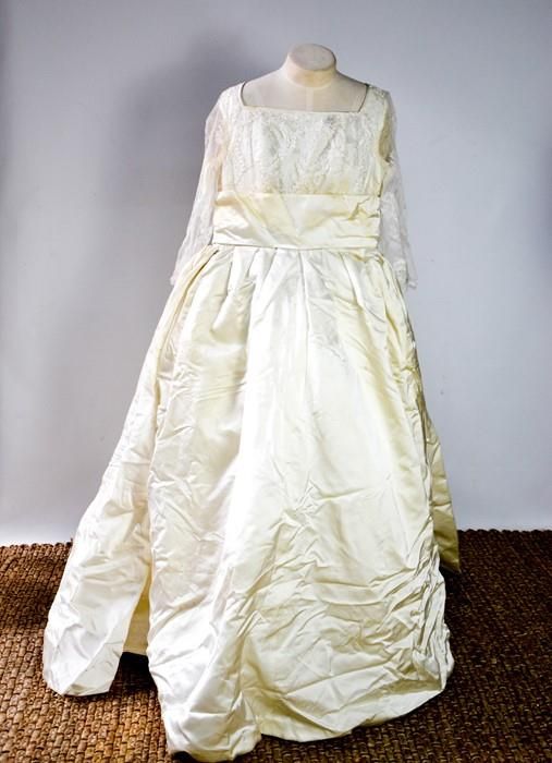 Null Une robe de mariée vintage en soie et dentelle, avec des manches longues.
