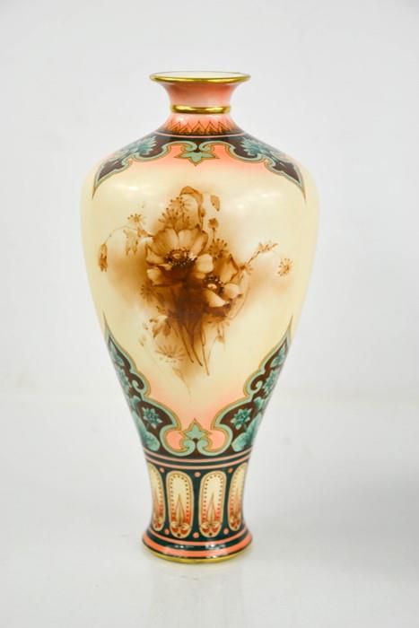 Null Un vase Royal Worcester de forme balustre, peint avec des fleurs, par Hadle&hellip;