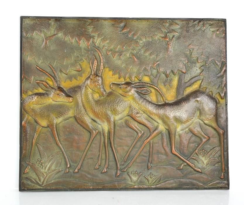 Null 描绘森林中羚羊的装饰艺术铜牌，隐约有S De Corvini的签名。43厘米 x 52厘米