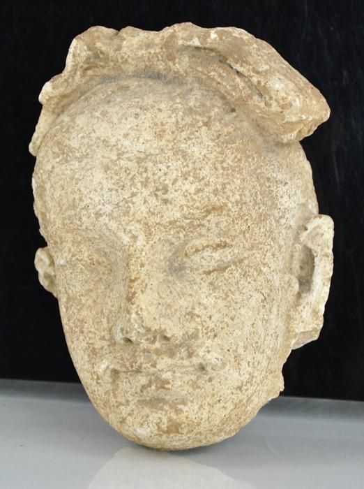 Null Une rare tête en pierre sculptée du Gandhara, vers 2000 avant J.-C. 16 cm d&hellip;