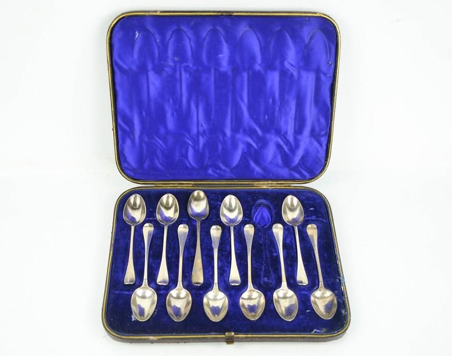 Null A set of eleven silver teaspoons, engraved with the letter J, London 1882, &hellip;