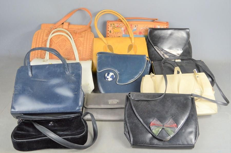 Null Eine Gruppe von Vintage-Handtaschen, darunter Beispiele von Studio Harmoniq&hellip;