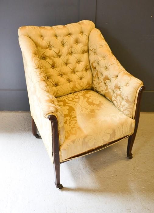 Null A 19th century button back armchair, upholstered in cream, with a mahogany &hellip;