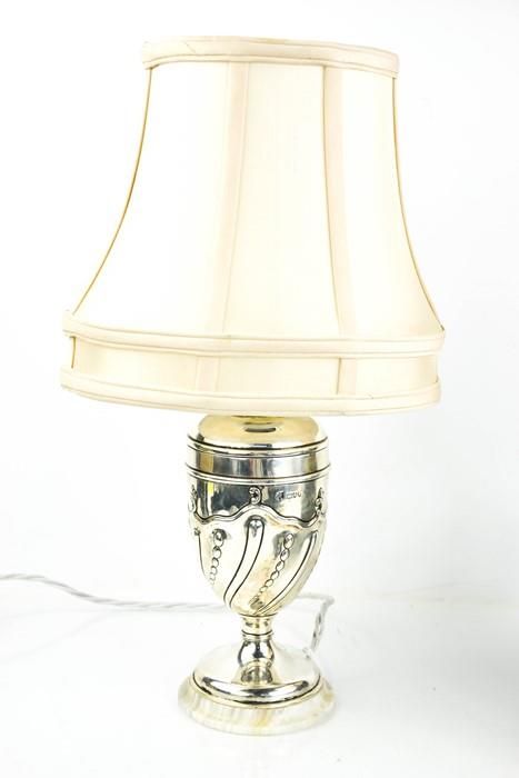 Null 一盏维多利亚时代的银灯和灯罩，由威廉-吉布森和约翰-莱恩霍尔设计，伦敦1894年，螺旋槽体由油灯改为电灯，高45厘米