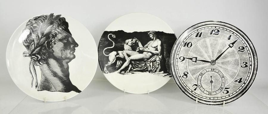 Null 三个Timney Fowler of London瓷盘，大约1980年，每个都有自己的设计，包括罗马人像、时钟和希腊神与狮子，每个直径27厘米。