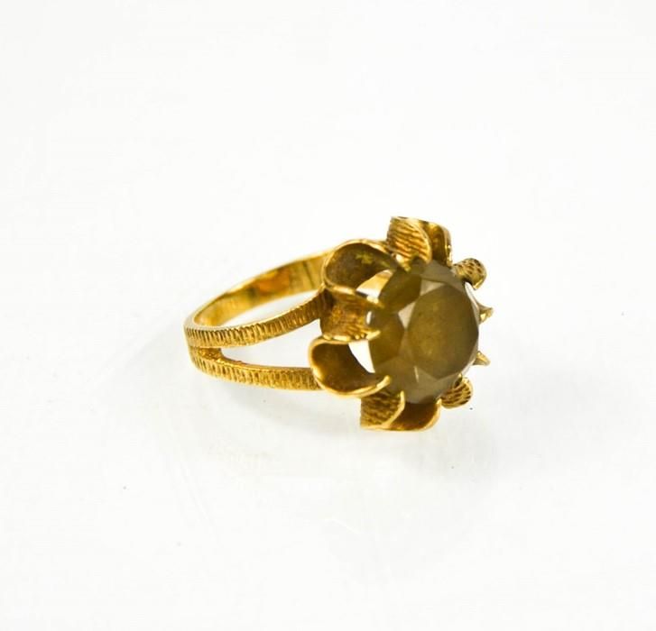 Null Un anello a testa di fiore in oro 9ct e citrino, taglia O/P, 5.4g.