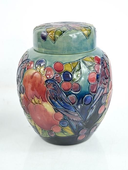 Null Un William Moorcroft ginger jar e coperchio, decorato nel modello Finches, &hellip;