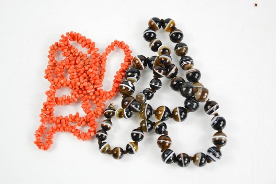 Null A coral and an agate beaded necklace.