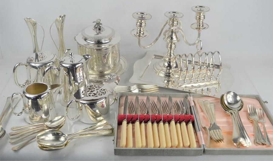 Null 一组镀银的物品，包括餐具、烤面包架、烛台、托盘等。