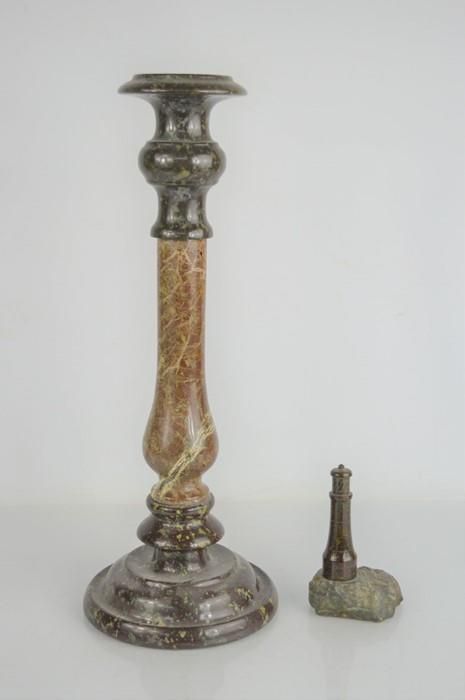 Null Une base de lampe de table en pierre serpentine de Cornouailles ainsi qu'un&hellip;
